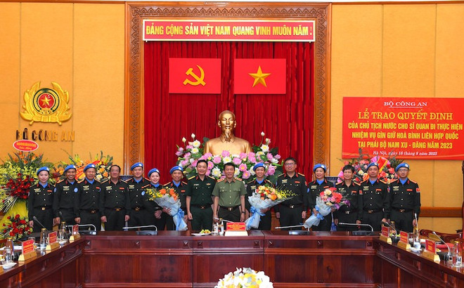 Thứ trưởng Lương Tam Quang và các đại biểu dự buổi lễ. (Nguồn: Báo Công an Nhân dân) Bộ Công an tiếp tục cử lực lượng tham gia hoạt động Gìn giữ Hòa bình ảnh 2