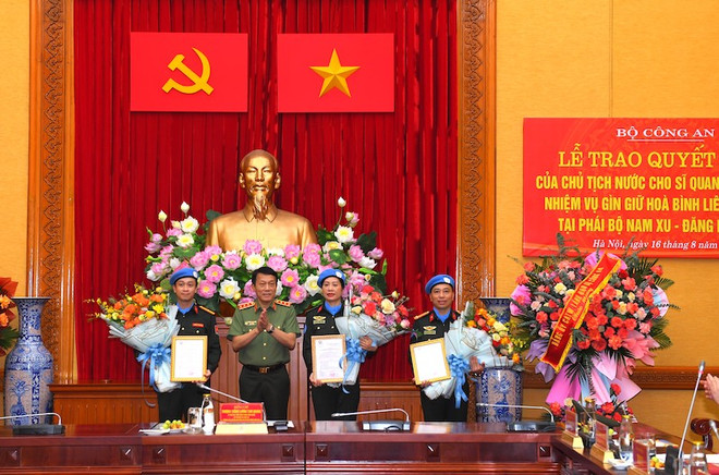 Thứ trưởng Lương Tam Quang trao Quyết định của Chủ tịch nước cho 3 sỹ quan. (Nguồn: Báo Công an Nhân dân) Bộ Công an tiếp tục cử lực lượng tham gia hoạt động Gìn giữ Hòa bình ảnh 1