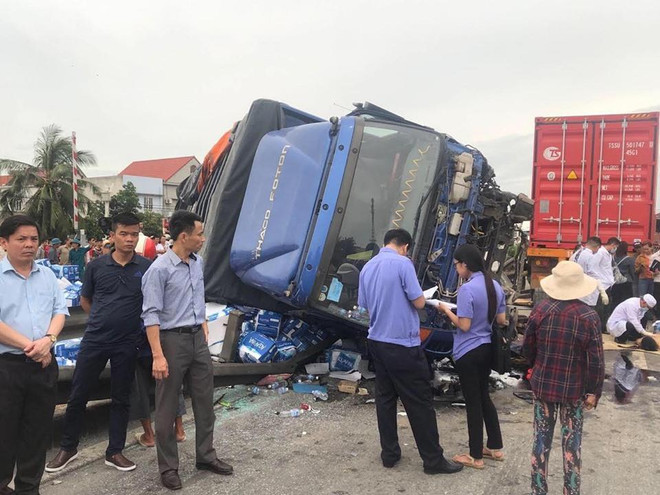 Cơ quan chức năng làm việc tại hiện trường. (Ảnh: PV/Vietnam+) Xác định danh tính các nạn nhân vụ tai nạn thương tâm ở Hải Dương ảnh 1