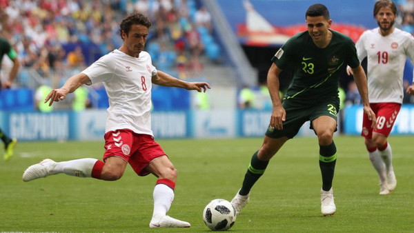 Australia mặc quần áo sân khách hỗ trợ cho cầu thủ Đan mạch bị mù màu ảnh 1