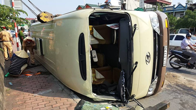 Hà Nội: Xe 29 chỗ lật ngang trên đê, hành khách may mắn thoát nạn ảnh 1