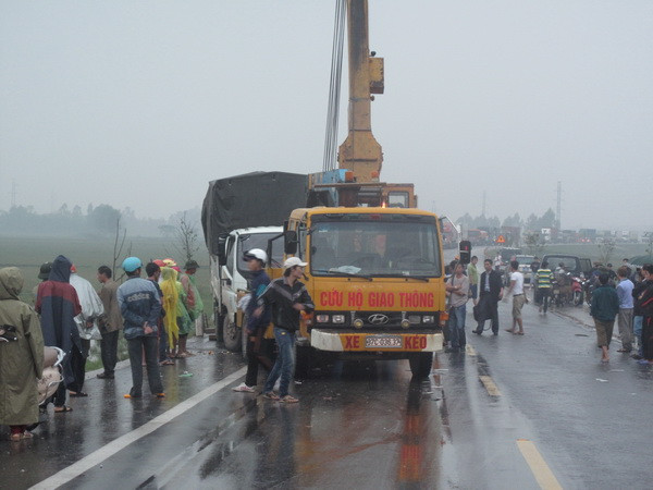 Tai nạn giao thông nghiêm trọng ở Nghệ An, hàng trăm ôtô bị ách tắc ảnh 1