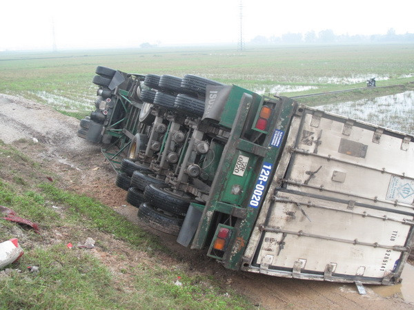 Tai nạn giao thông nghiêm trọng ở Nghệ An, hàng trăm ôtô bị ách tắc ảnh 2