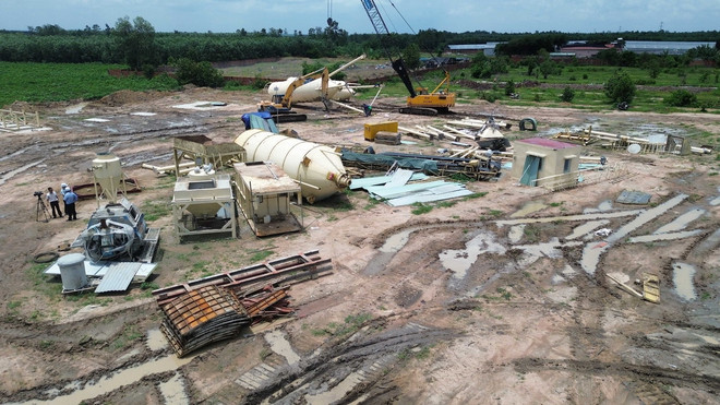 Nhà thầu huy động máy móc, sẵn sàng thi công dự án thành phần 2, cao tốc Biên Hòa-Vũng Tàu. (Ảnh: Công Phong/TTXVN) ttxvn-dau tu cong2.jpg