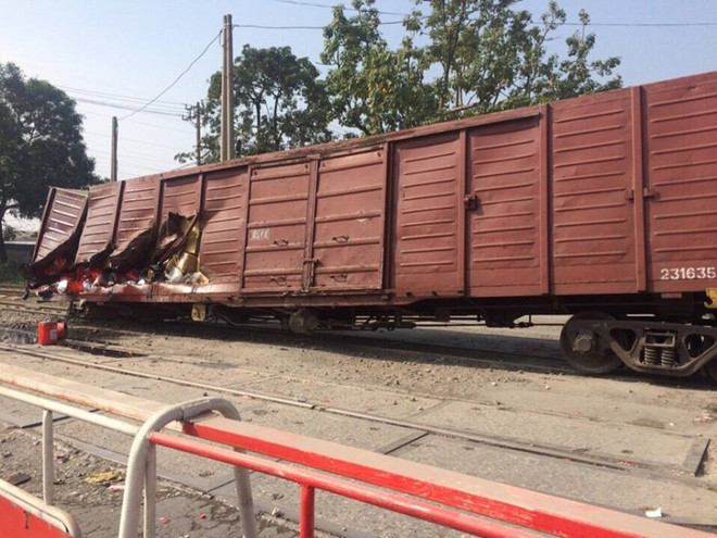 Hiện trường vụ việc (Ảnh: CTV Hữu Dánh) Hà Nội: Tàu chở hàng bất ngờ chệch bánh khỏi đường ray ảnh 1