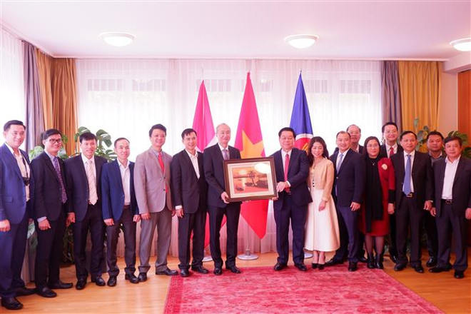 Trưởng Ban Tuyên giáo Trung ương thăm và làm việc tại Thụy Sĩ ảnh 3