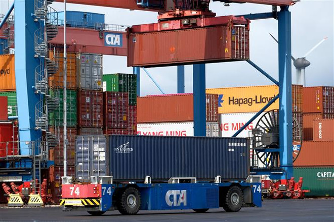 Cảng container ở Hamburg, Đức. (Ảnh: AFP/TTXVN) Các nền kinh tế chạy đua ngăn chặn "bóng đen" suy thoái kinh tế ảnh 1