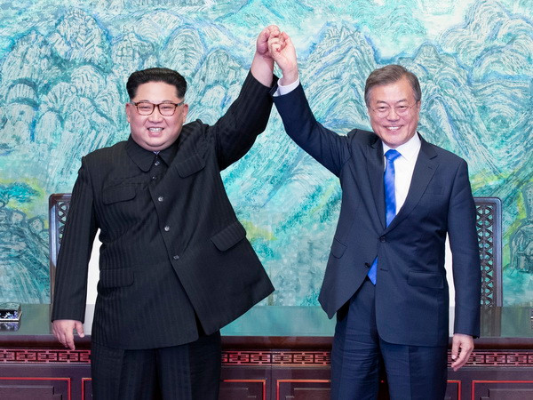 Tổng thống Hàn Quốc Moon Jae-in và nhà lãnh đạo Triều Tiên Kim Jong-un. (Nguồn: TTXVN phát) Lãnh đạo Triều Tiên trở về nước sau hội nghị thượng đỉnh với Hàn Quốc ảnh 1