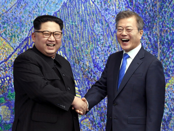Tổng thống Hàn Quốc Moon Jae-in và nhà lãnh đạo Triều Tiên Kim Jong-un tại hội nghị thượng đỉnh liên Triều tại làng đình chiến Panmunjom. (Nguồn: TTXVN phát) Nga, Nhật ca ngợi hội nghị thượng đỉnh giữa hai miền Triều Tiên ảnh 1