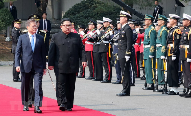 ổng thống Hàn Quốc Moon Jae-in và Nhà lãnh đạo Triều Tiên Kim Jong-un duyệt đội danh dự tại quảng trường ở làng đình chiến Panmunjom ngày 27/4. (Nguồn: YONHAP/TTXVN) Triều Tiên hối thúc Mỹ thể hiện thiện chí với cam kết phi hạt nhân ảnh 1