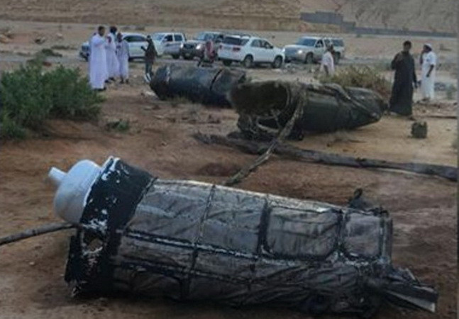 Các mảnh vỡ của tên lửa do nhóm phiến quân Houthi phóng từ Yemen bị đánh chặn tại Riyadh, Saudi Arabia ngày 11/4. (Nguồn: Al Arabiya/TTXVN) Saudi Arabia bắn hạ tên lửa của phiến quân Houthi ở Yemen ảnh 1