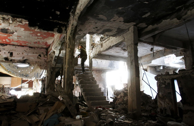 Tòa nhà tại trại tị nạn Yarmuk đổ nát do xung đột ở thủ đô Damascus, Syria. (Nguồn: AFP/TTXVN) Syria: Quân chính phủ tiếp tục đẩy lùi IS ở phía Nam Damascus ảnh 1