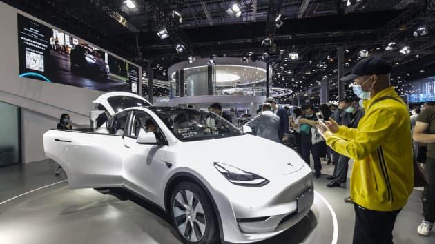 Mẫu xe Tesla Model Y được triển lãm tại Trung Quốc hồi tháng 4. (Nguồn: Bloomberg) Tập đoàn Tesla triệu hồi hơn 285.000 xe tại thị trường Trung Quốc ảnh 1