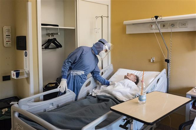 Nhân viên y tế chăm sóc bệnh nhân COVID-19 tại bệnh viện ở Turin, Italy. (Ảnh: AFP/ TTXVN) Số bệnh nhân nhiễm biến thể Delta tăng mạnh tại Italy, Bồ Đào Nha ảnh 1