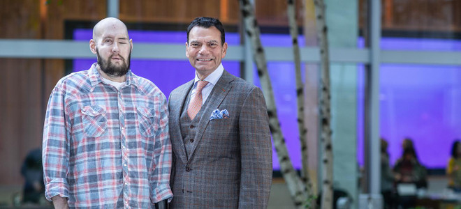 Mỹ: Các bác sỹ thực hiện ca ghép toàn bộ mắt đầu tiên trên thế giới ảnh 1