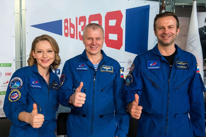Từ trái qua: Nữ diễn viên Yulia Peresild, phi hành gia Nga Oleg Novitskiy và đạo diễn phim Klim Shipenko. (Ảnh: Roscosmos) Nga công chiếu bộ phim "The Challenge" được quay trên vũ trụ ảnh 1