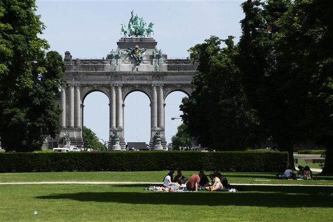 Người dân tránh nắng nóng tại công viên ở Brussels, Bỉ, ngày 17/6/2022. (Ảnh: THX/TTXVN) Mùa Hè 2022 là nóng nhất từng được ghi nhận trong lịch sử châu Âu ảnh 1