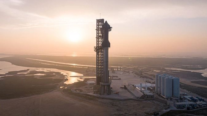 Tên lửa lớn nhất thế giới cất cánh trong chuyến thử nghiệm đầu tiên ảnh 1