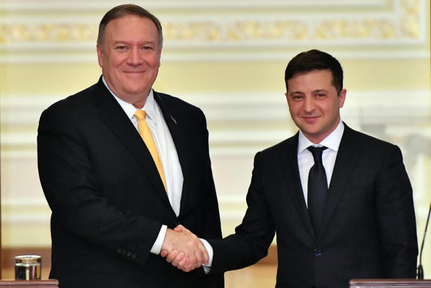 Ngoại trưởng Mike Pompeo và Tổng thống Volodymyr Zelensky. (nguồn: AFP) Tổng thống Zelensky: Mỹ là đồng minh chủ chốt bảo vệ chủ quyền Ukraine ảnh 1