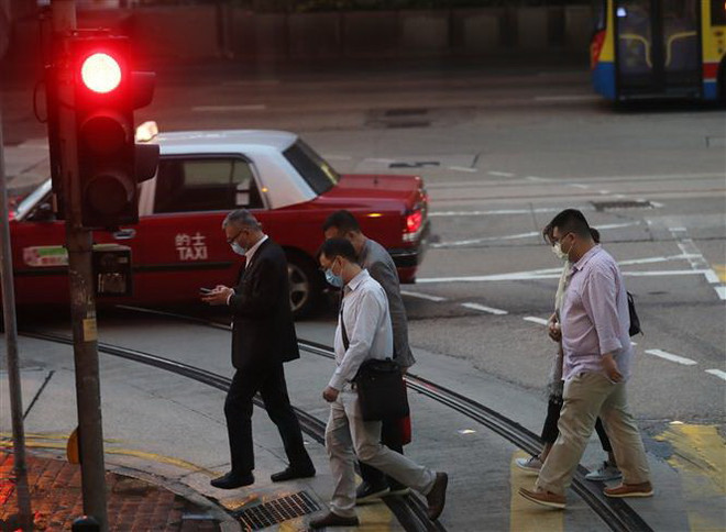 Người dân tại Hong Kong, Trung Quốc.Người dân tại Hong Kong, Trung Quốc. (Ảnh: THX/TTXVN) Chính quyền Hong Kong ưu tiên dốc toàn lực chống dịch COVID-19 ảnh 1