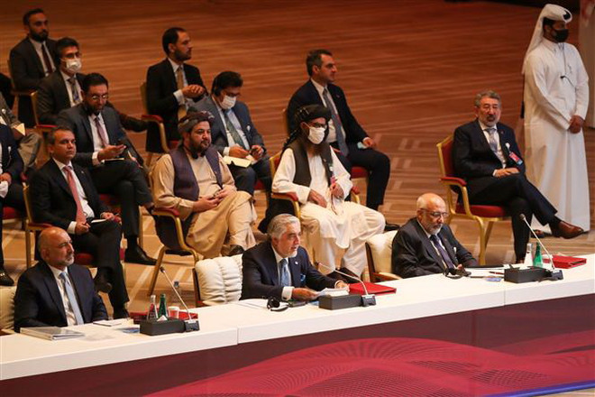 Đại diện Chính phủ Afghanistan do ông Abdullah Abdullah (giữa, hàng đầu), Chủ tịch Hội đồng Hòa giải quốc gia tối cao chủ trì, trong cuộc đàm phán hòa bình với các thành viên phái đoàn Taliban ở Doha, Qatar ngày 12/9/2020. (Ảnh: AFP/TTXVN) Hòa đàm Afghanistan sẵn sàng chuyển sang giai đoạn tiếp theo ảnh 1