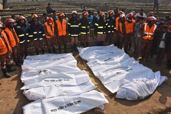 Bangladesh: Xe tải lao vào nhà ở của công nhân, ít nhất 13 người chết ảnh 1