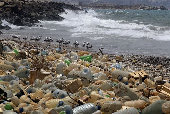 Rác thải nhựa trôi dạt vào bờ biển ở Ouzai, phía nam Beirut, Liban ngày 19/7/2018. (Ảnh: AFP/TTXVN) Coca-Cola và Pepsi đồng lòng trong nỗ lực giảm thiểu rác thải nhựa ảnh 1