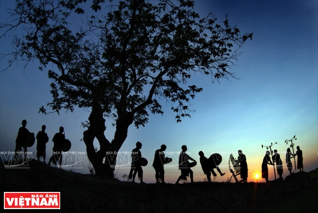 Cồng chiêng - sứ giả văn hóa kết nối du khách với đại ngàn Tây Nguyên ảnh 1