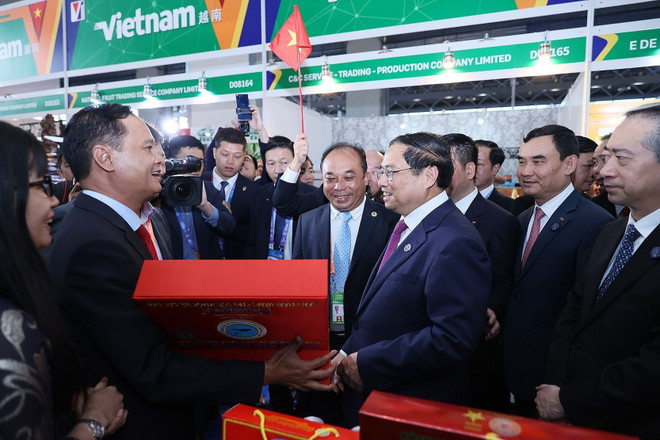 Thủ tướng Phạm Minh Chính tham quan khu gian hàng thương mại Việt Nam. (Ảnh: Dương Giang/TTXVN) Việt Nam sẽ cùng Trung Quốc, ASEAN phát huy hơn nữa vai trò của CAEXPO ảnh 3