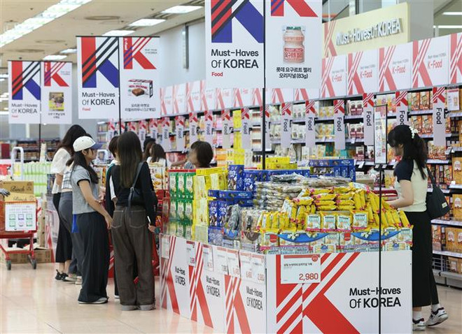 Các gian hàng trong một cửa hàng của Lotte Mart ở Seoul, Hàn Quốc. (Ảnh: Yonhap/TTXVN) S&P dự báo kinh tế Hàn Quốc sẽ tăng trưởng 1,4% trong năm nay ảnh 1
