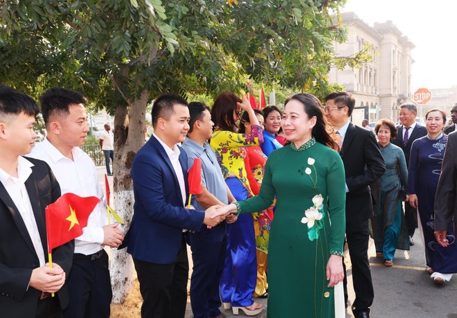 Phó Chủ tịch nước Võ Thị Ánh Xuân với Kiều bào tại Đại lộ Hồ Chí Minh tại thủ đô Maputo, Mozambique. (Ảnh: Lâm Khánh/TTXVN) Dấu mốc mới trong quan hệ giữa Việt Nam với Mozambique và Nam Phi ảnh 3