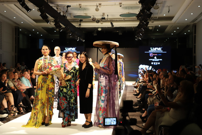 Bộ sưu tập của NTK Việt gây ấn tượng tại tuần lễ thời trang ở London ảnh 2