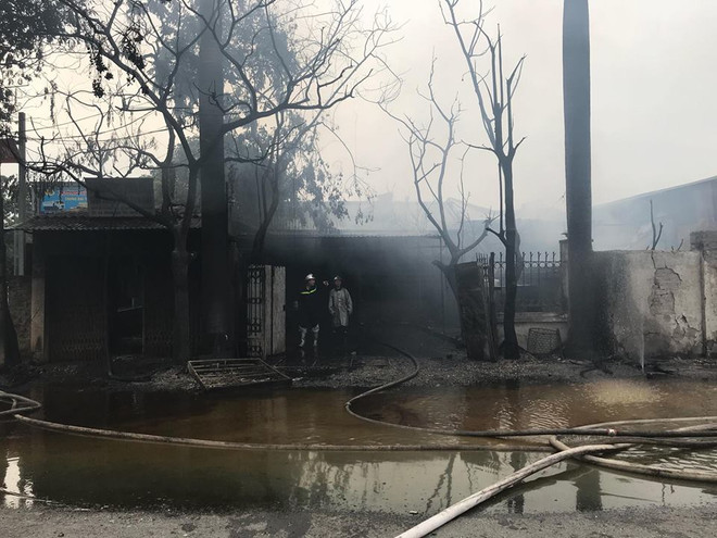 Đang cháy lớn xưởng sơn tại Hoài Đức, khói bốc cao hàng chục mét ảnh 7