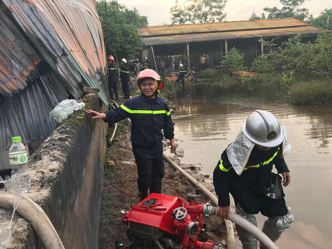 Đang cháy lớn xưởng sơn tại Hoài Đức, khói bốc cao hàng chục mét ảnh 4