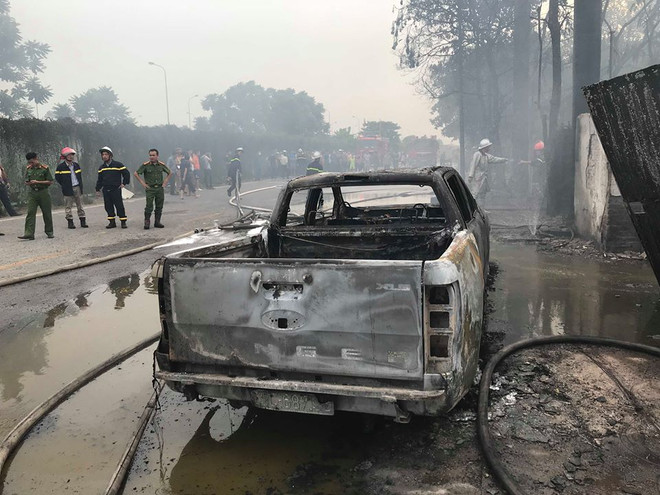 Đang cháy lớn xưởng sơn tại Hoài Đức, khói bốc cao hàng chục mét ảnh 2