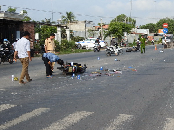 Xe máy mất lái đâm vào trụ đèn khiến 3 người thương vong ảnh 1