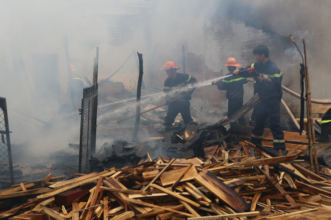 Hỏa hoạn thiêu rụi một phần xưởng sản xuất gỗ ở Đồng Tháp ảnh 1