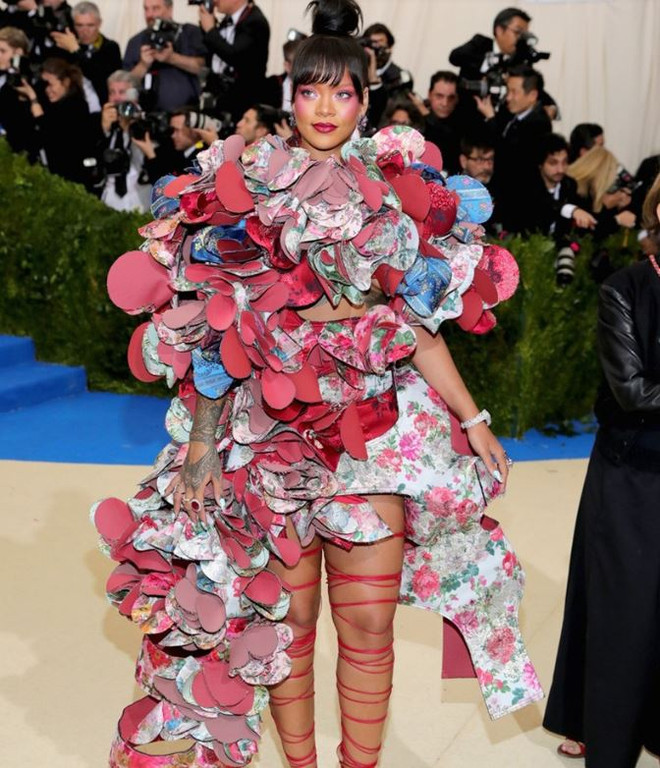 Rihanna diện trang phục lạ thống lĩnh thảm đỏ Met Gala 2017 ảnh 1