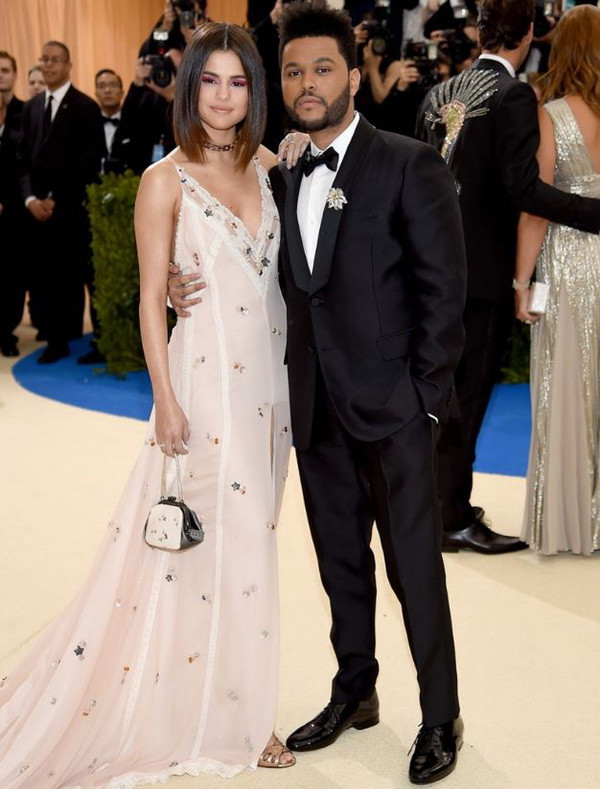 Rihanna diện trang phục lạ thống lĩnh thảm đỏ Met Gala 2017 ảnh 17