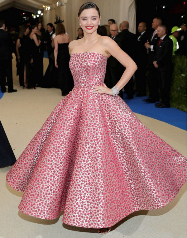 Rihanna diện trang phục lạ thống lĩnh thảm đỏ Met Gala 2017 ảnh 21