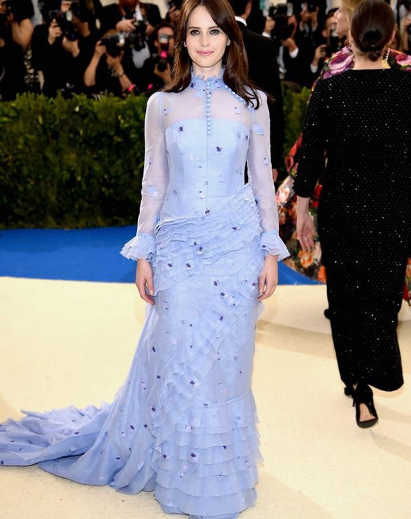 Rihanna diện trang phục lạ thống lĩnh thảm đỏ Met Gala 2017 ảnh 20