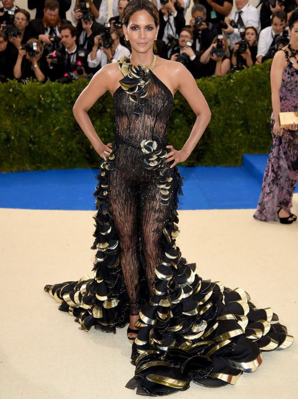 Rihanna diện trang phục lạ thống lĩnh thảm đỏ Met Gala 2017 ảnh 10