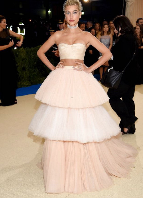 Rihanna diện trang phục lạ thống lĩnh thảm đỏ Met Gala 2017 ảnh 18