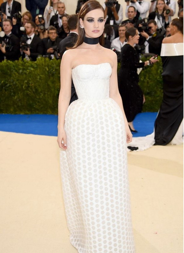 Rihanna diện trang phục lạ thống lĩnh thảm đỏ Met Gala 2017 ảnh 19