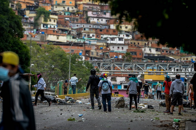 Phe đối lập Venezuela dựng chướng ngại vật phản đối Hiến pháp mới ảnh 1