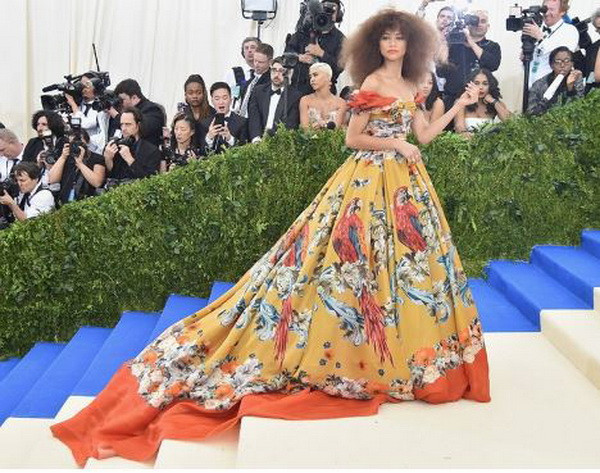 Rihanna diện trang phục lạ thống lĩnh thảm đỏ Met Gala 2017 ảnh 5
