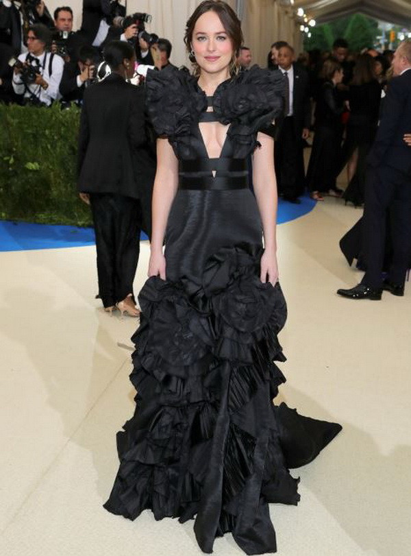 Rihanna diện trang phục lạ thống lĩnh thảm đỏ Met Gala 2017 ảnh 6