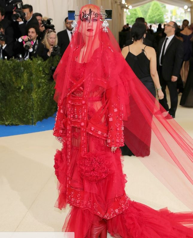 Rihanna diện trang phục lạ thống lĩnh thảm đỏ Met Gala 2017 ảnh 2