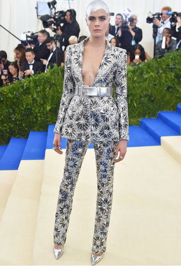 Rihanna diện trang phục lạ thống lĩnh thảm đỏ Met Gala 2017 ảnh 3