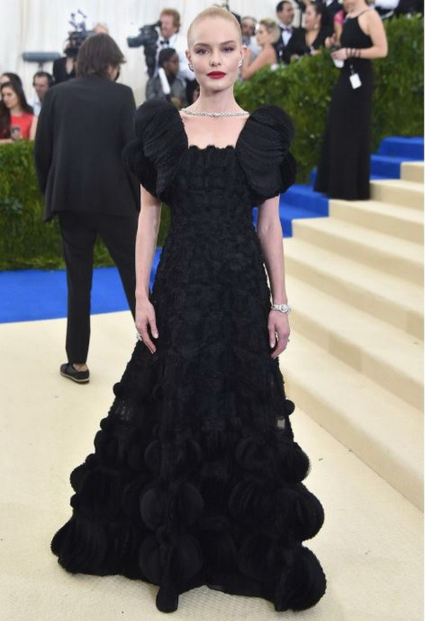 Rihanna diện trang phục lạ thống lĩnh thảm đỏ Met Gala 2017 ảnh 7